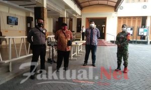 Sertu Rohmad Lakukan Pengamanan dan Cek PPKM Ibadah Minggu
