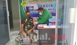 TNI Bersama Masyarakat Perbatasan Vaksinasi Covid-19