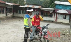 Tekan Angka Kecelakaan, Satlantas Polres Tolikara Lakukan Pengaturan di Jalan Raya
