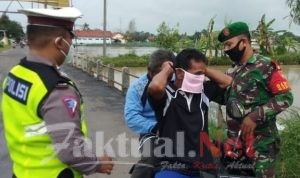 Operasi Keselamatan Candi 2021, Petugas Gabungan TNI-Polri dan Pol PP Bagikan Masker Gratis