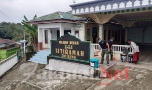 Wujudkan Kenyamanan Ibadah Bulan Ramadhan, Satgas Yonif 642/Kps Bersama Warga Bersihkan Masjid