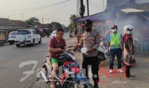 Jelang Buka Puasa, Polsek Cipocok Jaya Bagikan Ratusan Masker