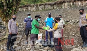 Menuju Program TERAPI, Satuan Binmas Serahkan Bibit Sayur Kepada Kelompok Tani