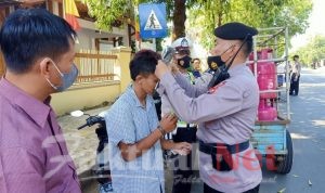 Polres Batang Gencar Lakukan Operasi Yustisi dan Bagikan Masker