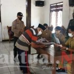 Babinsa Pentur Awasi Penyaluran Bantuan Langsung Tunai (BLT)