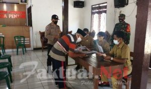 Babinsa Pentur Awasi Penyaluran Bantuan Langsung Tunai (BLT)