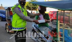 Polres Gowa Bagikan Takjil Gratis Kepada Pengguna Jalan