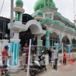 Sambut Ramadhan, Warga Pagebangan Gotong-royong Mengecat Masjid Darussalam