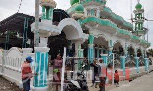 Sambut Ramadhan, Warga Pagebangan Gotong-royong Mengecat Masjid Darussalam