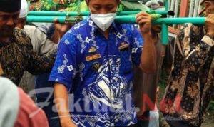 Bentuk Empati Terhadap Kepala Dusunnya Yang Meninggal, Kepala Desa Taring Ikut Menggotong Keranda
