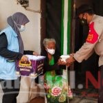 Secara Door to Door, Polres Kep Seribu & Polsek Jajaran Bagikan Takjil Buka Puasa ke Warga