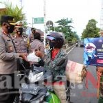 Bulan Penuh Berkah, Kapolres Pekalongan Bagikan Ratusan Takjil dan Masker