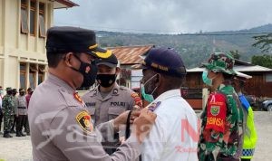 Kapolres Tolikara Bacakan Amanat Pada Apel Gelar Pasukan Operasi Ketupat