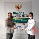 Kapolres Sinjai Serahkan Zakat Fitra Personel Polres Sinjai di Baznas