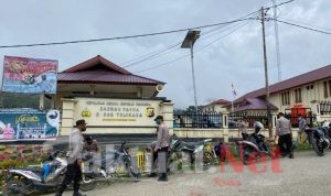Suasana Jelang Lebaran, Polri Dengan Pemuda-Pemudi Bekerjasama Melaksanakan Kerja Bakti