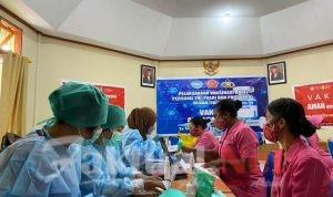 Hari ini, Bhayangkari dan Tenaga Pengajar Lakukan Vaksinasi
