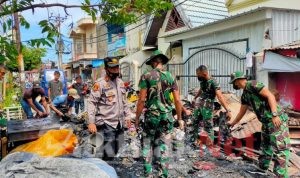 Pasca Kebakaran di Tinumbu Makassar, TNI-POLRI Bersihkan Puing dan Panggul Bantuan Sembako