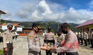 Kapolres Tolikara Berikan Reward Kepada Dua Personil yang Berhasil Mendamaikan Pertikaian