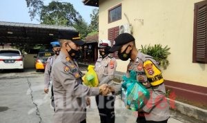 Kapolsek Ciruas Berikan Bingkisan Paket Lebaran Kepada Anggotanya