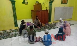 Bhabinkamtibmas Polsek Bungaya Polres Gowa Jadi Guru Ngaji Di Desa Binaannya   