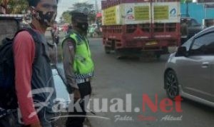 Unit Turjawali Satlantas Polres Gowa Urai kemacetan di Jalan Poros Gowa-Takalar Akibat Tumpukan Material Proyek