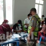 Petugas Satpol PP Kelurahan Ancol Jaga Ketertiban Lokasi Vaksinasi RW 04