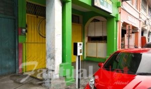 Seret Nama Oknum Pejabat Koming Sekat Trotoar