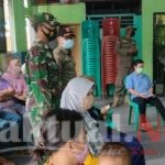 Petugas Satpol PP Kelurahan Pademangan Barat Jaga Ketertiban Lokasi Vaksinasi RW 15