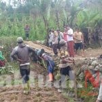 Bhabinkamtibmas Polsek Tompobulu Gowa Kerja Bakti Bersama Warga Perbaiki Saluran Air