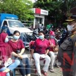 Petugas Satpol PP Kelurahan Tugu Selatan Jaga Ketertiban Lokasi Vaksinasi di Kantor Kelurahan 