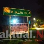 Puluhan Spanduk Tolak Kenaikan Tarif Tol di Makassar