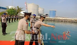HUT Bhayangkara ke 75, Wakapolda Banten Tabur Bunga di Laut