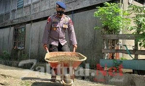 Danyon C Pelopor Turun Langsung Dalam Pengerjaan Bedah Rumah