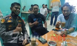 Usai Vaksinasi Massal, Kapolsek Bomar Iptu Bahtiar Ajak Ngopi Para Wartawan