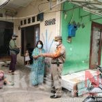 Satpol PP Pademangan Barat Bagi-Bagi 200 Masker