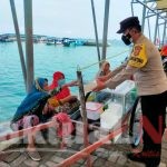 Wajibkan Masker, 1.600 Masker Medis dibagikan oleh Polres Kep Seribu