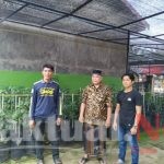 Petani Muda HKTI Cabang Gowa dan Ketua Poktan A’juluero, Kunjungi Petani Cabai Paprika di Pallangga