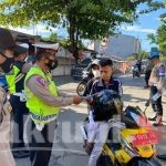 Dukung PPKM Mikro, Personil Polres Gowa Bagikan Masker Gratis Kepada Pengendara
