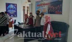 Personil Polsek Tinggimoncong Kawal Pelaksanaan Vaksinasi Massal di Parigi Gowa