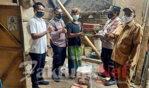 Polsek Cikande Datangi Rumah Warga Yang Roboh
