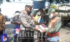 Kasatlantas Polres Serang dan Anggotanya Bagikan Paket Sembako Dimasa PPKM Darurat