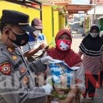 Salurkan Bansos Bantuan Kapolda Metro Jaya, 92 KK terima Beras dari Polsek Kep Seribu Utara