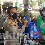 Kapolres Serang Bagikan Paket Bansos dan Cek Posko PPKM