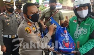 Kapolres Serang Bagikan Paket Bansos dan Cek Posko PPKM