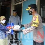Kurban Barokah, 40 KK di Slum Area Pulau Pramuka Dapat Sembako dan Rendang dari Polres Kep Seribu