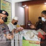 Brimob Bone Serahkan Zakat Profesi ke BAZNAS