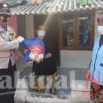 Polsek Kep Seribu Utara Bagikan Bansos kepada 15 KK Warga Slum Area Pulau Pramuka
