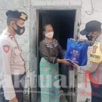 Percepat Distribusi Bansos, Polres Kep Seribu Salurkan Beras ke 121 KK di Slum Area