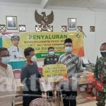 Kades Serahkan BLT DD Rawapanjang kepada Warga Penerima Manfaat