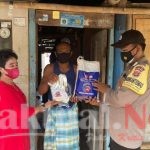 Kurangi Beban Warga, Polres Kep Seribu Bagikan Bansos ke 129 KK di Slum Area
